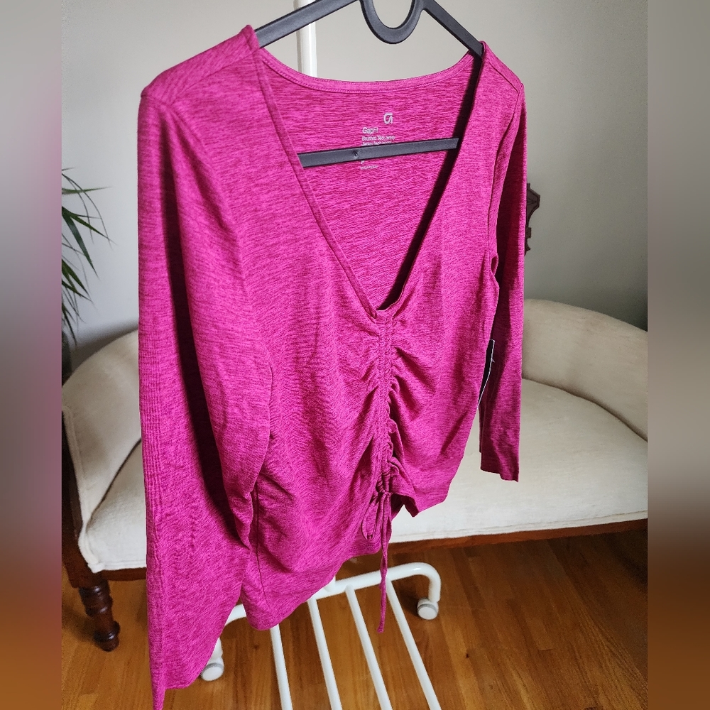 Gap athletic top